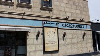 川沿いのお洒落なチョコレート店