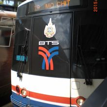 ナナ駅に到着したＢＴＳの車両です。