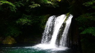 滝を眺めながらお散歩