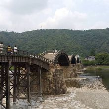 美しい橋がかかっています