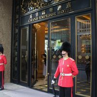 エントランスの衛兵。本物と違い、たまに動きますｗ