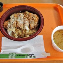 ヒレカツ丼（8.8ドル）