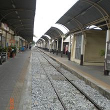 バンスー駅のプラットホームです。まだまだ広いのです。