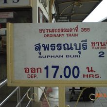 バンスー駅を発着する列車の案内板です。