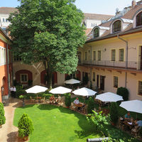 部屋は中庭を取り囲むように並んでいます（中庭はレストラン）