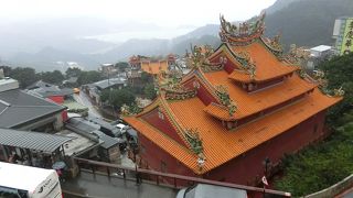 バス停がある道で、ここから基山街のショッピング街に入ります。