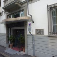 裏通りに面した入口