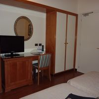 ヨーロッパのホテルとしては広めの部屋です