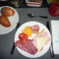 朝食はパンとハムになります