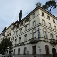 交差点にありますが、周辺は静かです