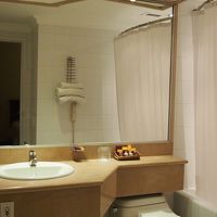 広くて照明も明るい。　やはりトイレの水流は弱めです