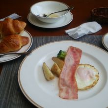 パンは食べ放題です