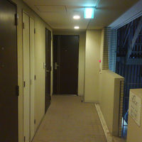 エレベーターを降りたらいったん外です。