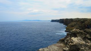 断崖絶壁で釣りをする人達