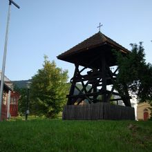 学校博物館とは反対側の庭には、鐘楼があります。