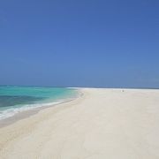 エメラルドグリーンの海に浮かぶ、真っ白な砂浜・・・ここは、まさに天国！