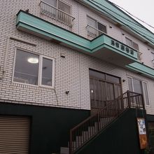 ブルーと白の建物