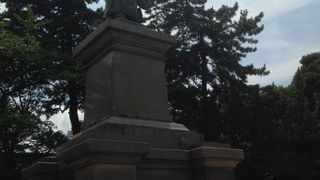 開港の功績を顕彰するために建てられた像です。