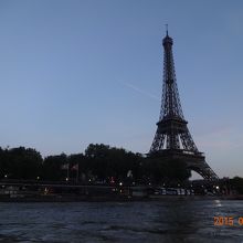 セーヌ川クルーズから見える夕景のエッフェル塔