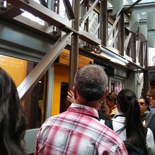 エレベーター内