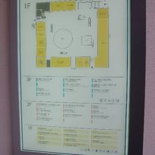 各ショップは回廊状のレイアウトで並んでいました