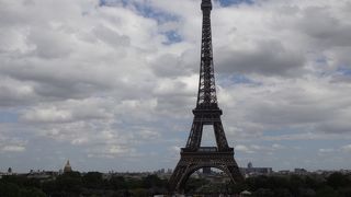 やっぱパリの象徴　行列覚悟で昇るのおススメ　夜はシャンパンフラッシュ　