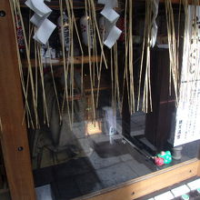 獅子舞が作動するユニークな御神籤の様子