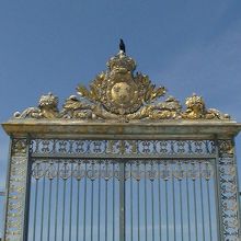 門が閉ざされていて、唖然とする観光客