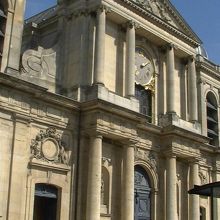 仕方ないので市内散策・・ノートルダム教会