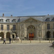 大厩舎・・開いていたら馬術訓練などみれます