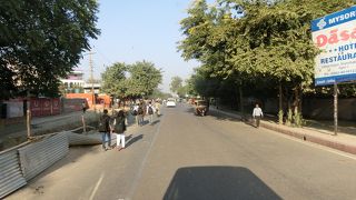 インドの道路には排水溝と歩道がない