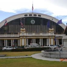 国鉄ファランポーン駅の全景です。