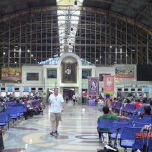 国鉄ファランポーン駅の中央の待合室の様子です。