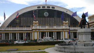 ファランポーン駅には、国鉄と地下鉄の両駅がありますが、歴史は国鉄の方が長く、意義が深いものがあります。