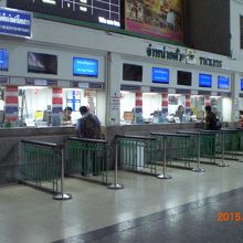 ファランポーン駅の西側には、乗車券売り場があります。