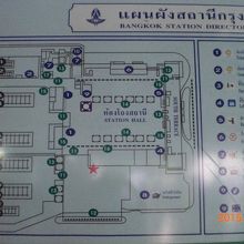 ファランポーン駅の内部は、広く、内部案内板が有用となります。