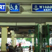 ファランポーン駅の出入口に、ＭＲＴの出入口の案内もあります。