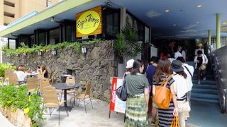 有名店だけに待ちは必須。行列はこころとおなかに余裕をもって