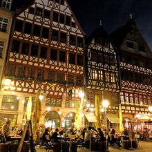 少し離れて席を撮影