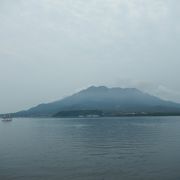 2015年6月錦江湾の遊覧クルーズが楽しめます。鹿児島港から桜島港への片道のみ。１日１便。海上からの桜島の眺めは最高です。