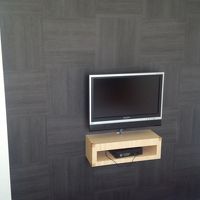 壁掛けのテレビ