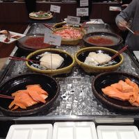 朝食は刺身たっぷりの海鮮丼を