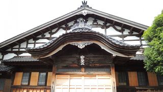 玄関と鐘楼に注目