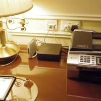 机の上にはプリンターも。一部のコンセントはアダプター付。