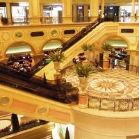 1階の奥がカジノ,3階はショッピング街。カジノ内は撮影禁止