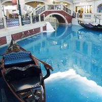 3階のショッピング街には運河も。朝なのでお客はまだ居ません。