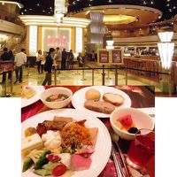 朝食会場のカフェも広々。バイキング式で色々選べます。