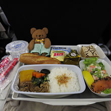 昼食はチキンかビーフがあり、これは胡麻味噌だれの牛肉です