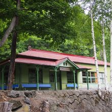 吊り橋側からの駅舎