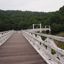 石狩川を渡る橋　奥に旧駅舎が見えています